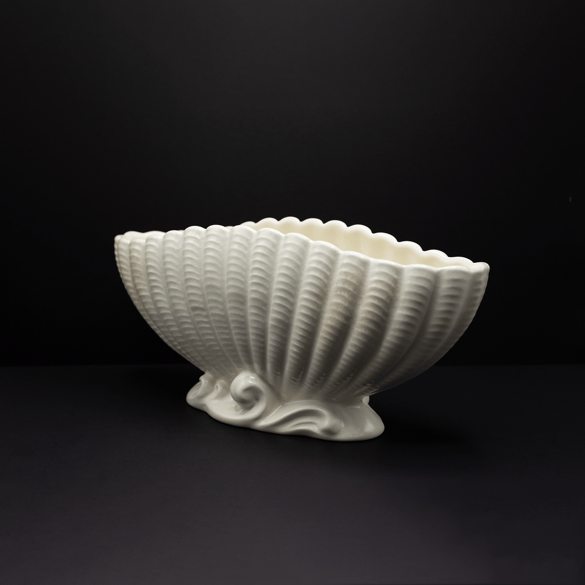 Long Classic Shell Vase - FLORA BLACK