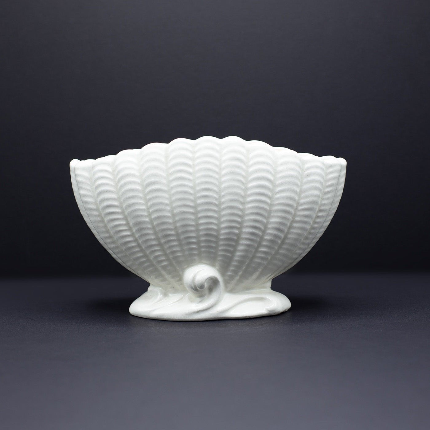 Medium Classic Shell Vase - FLORA BLACK