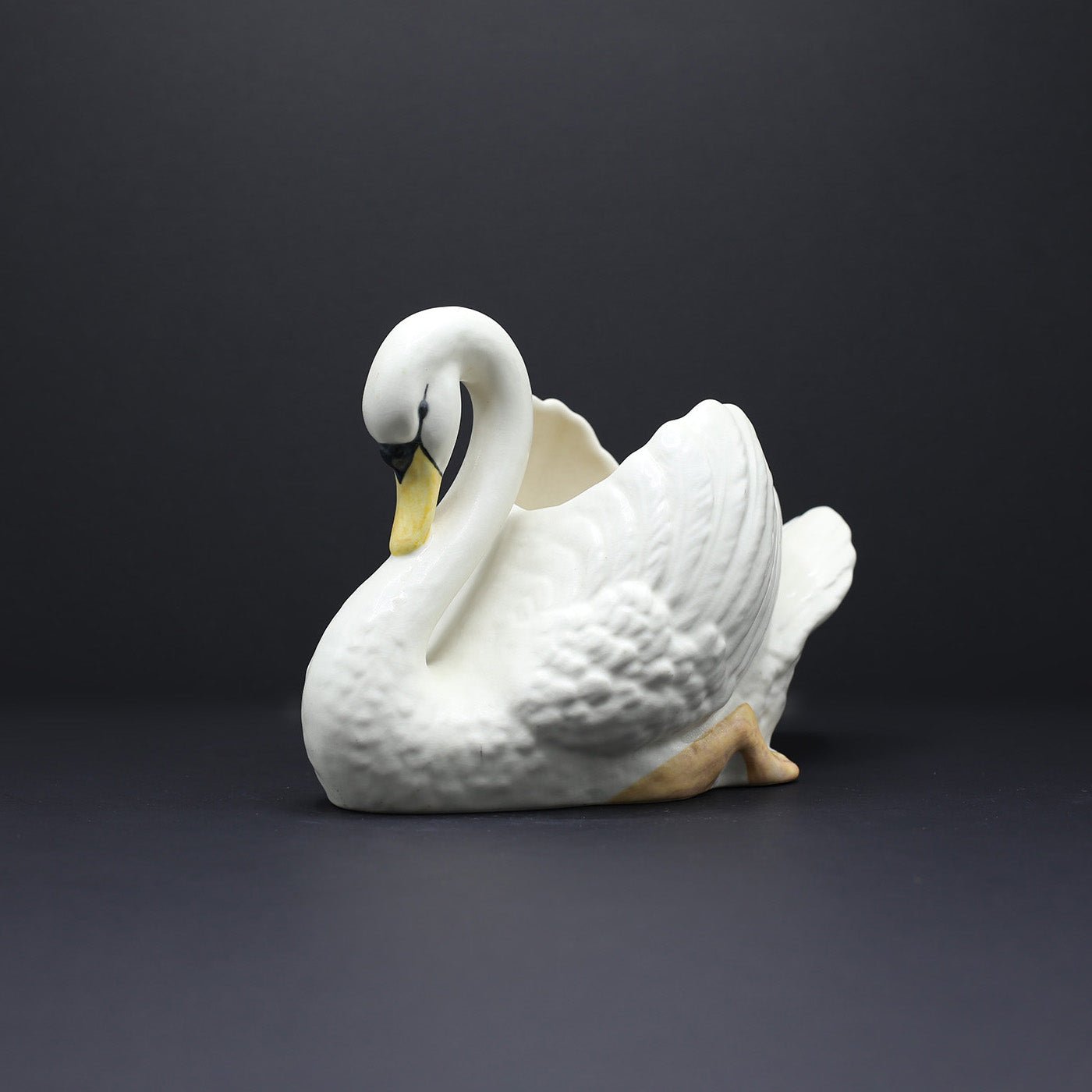 Swan Jardinière with Pale Beak - FLORA BLACK